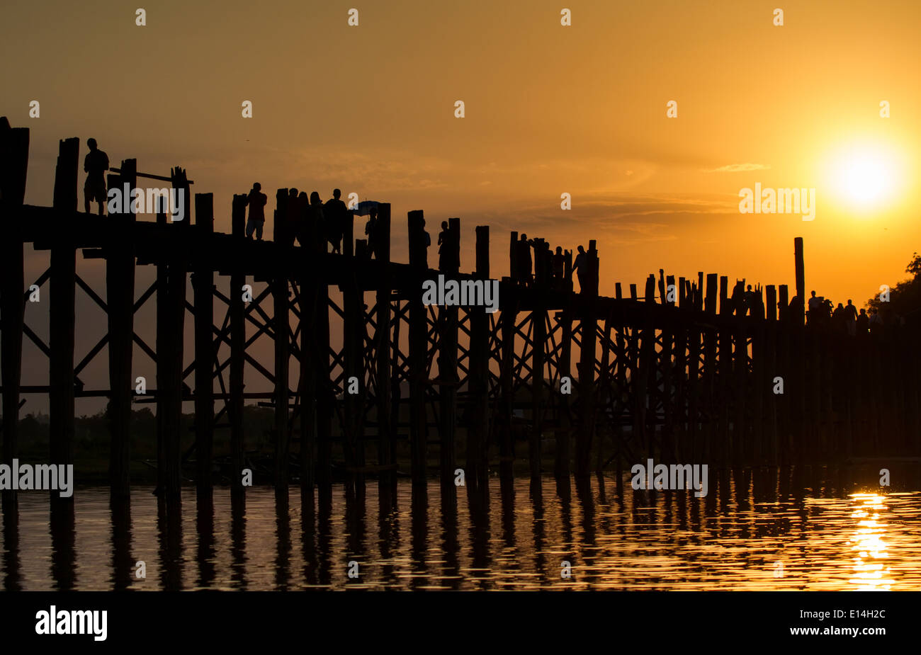 Sonnenuntergang am U Bein Brücke Mandalay Myanmar Burma Stockfoto