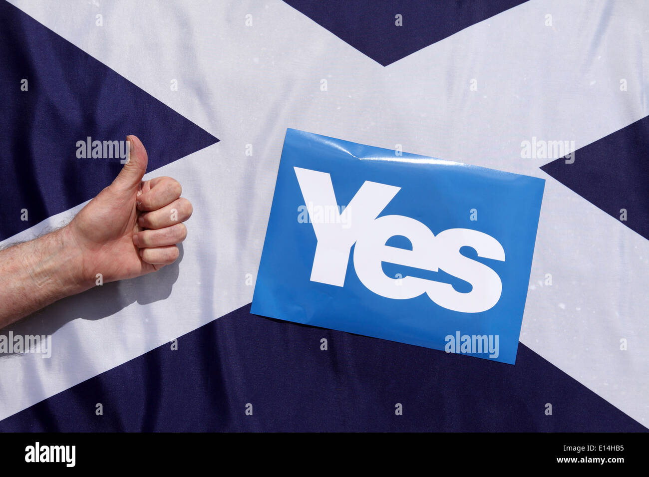 Ein Daumen nach oben zu unterzeichnen vor der schottischen Andreaskreuz Fahne und ein Ja. Stockfoto