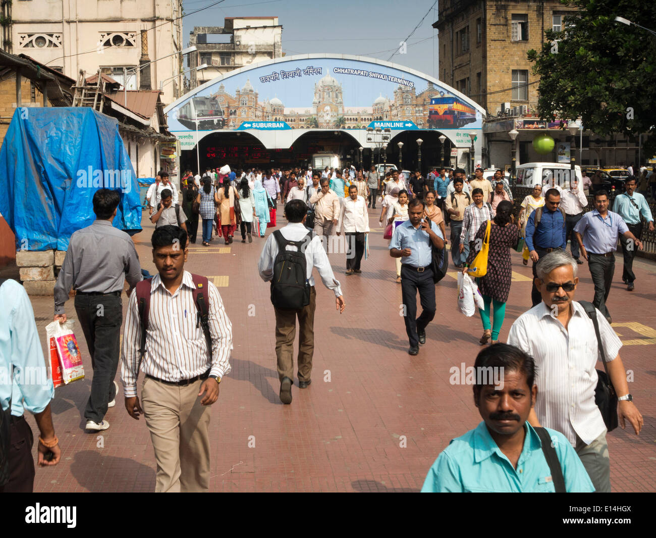 Indien, Mumbai, Fort Bezirk, Fahrgäste im Eisenbahnverkehr am Eingang, CST, Victoria Terminus Bahnhof Stockfoto