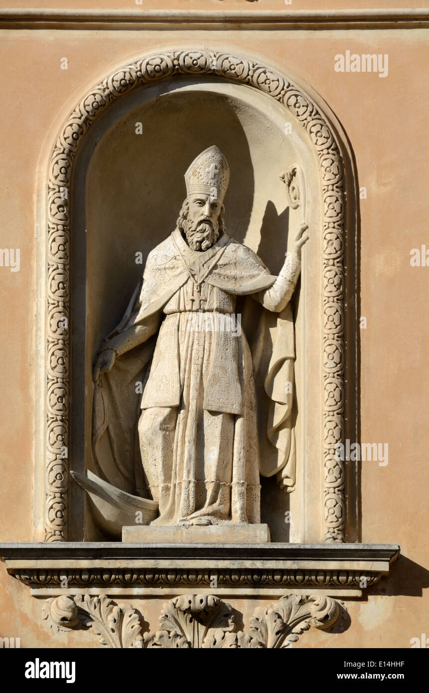 Barockplastik in Nische der Chapelle des Pénitents Blancs (1680) oder Kapelle der weißen Büßer Menton France Stockfoto