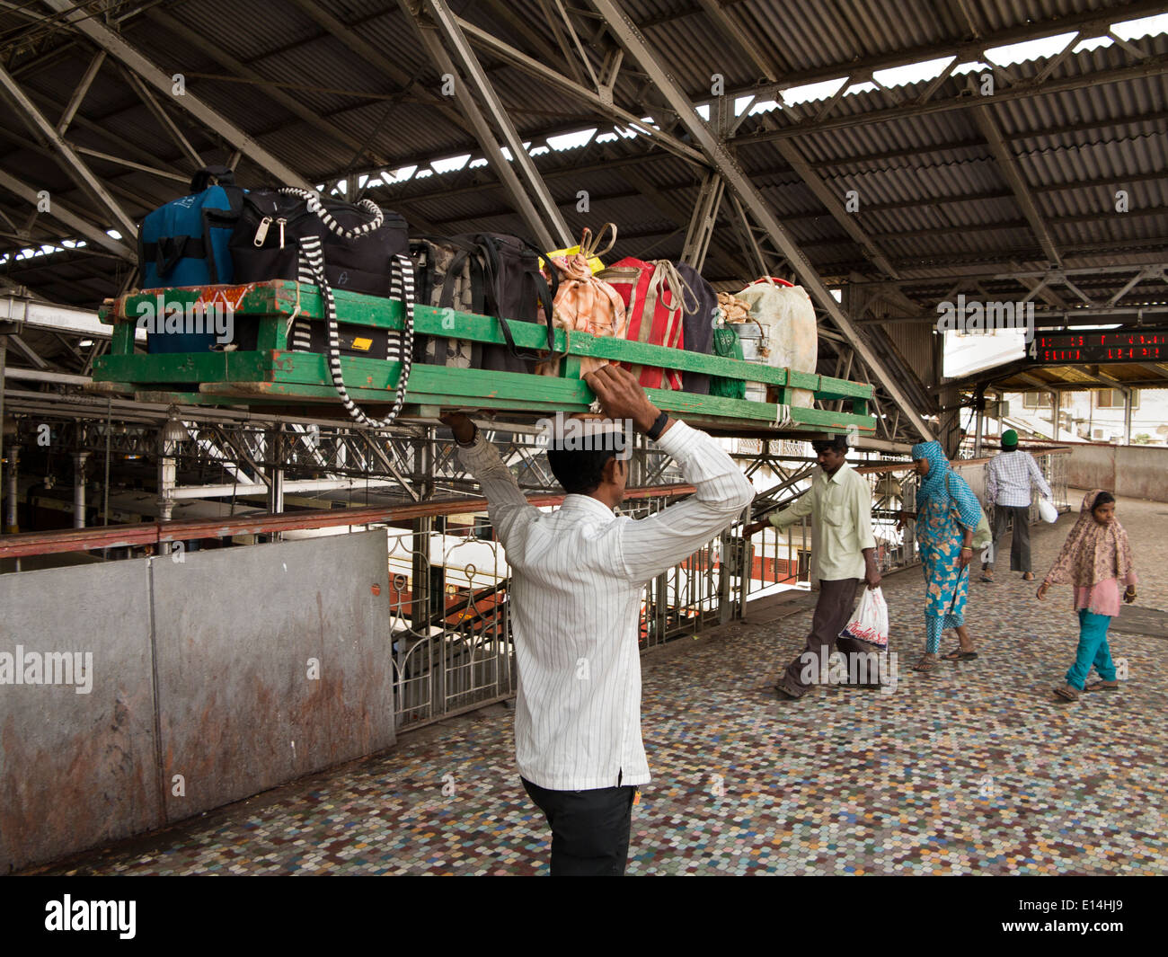 Indien, Mumbai, Fort-Bezirk, CST, Victoria Terminus Bahnhof, Dhaba Wallah tragen Mittagessen Boxen Stockfoto