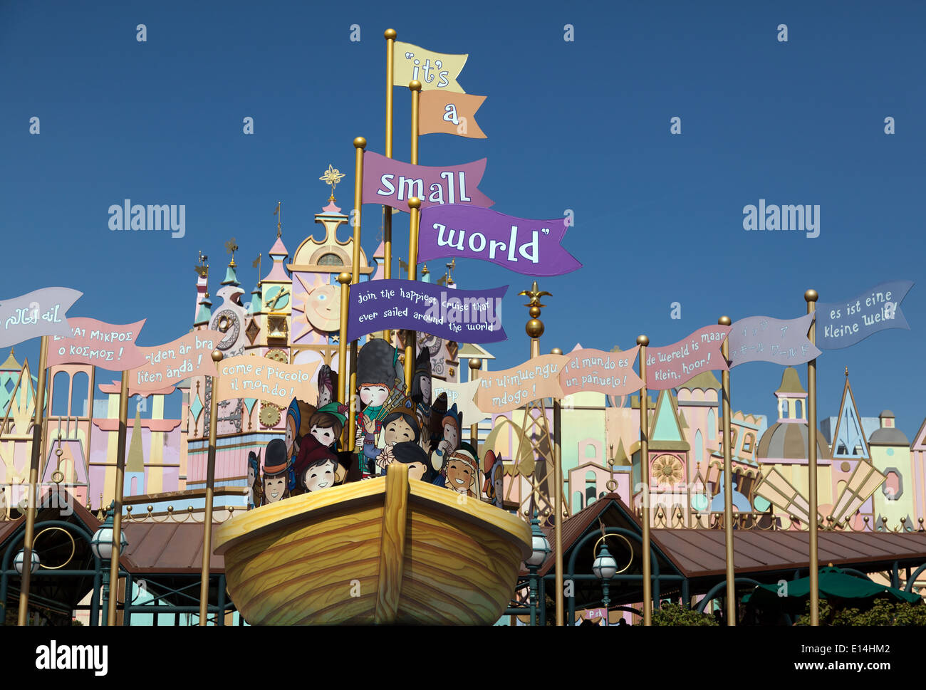 Es ist eine kleine Welt, eine musikalische Bootsfahrt im Bereich Fantasyland von Disneyland Paris entfernt. Stockfoto