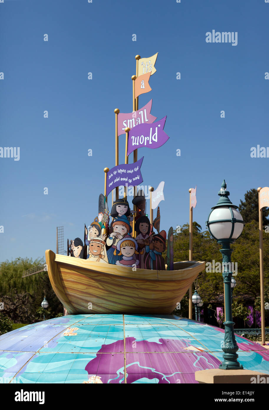 Es ist eine kleine Welt, eine musikalische Bootsfahrt im Bereich Fantasyland von Disneyland Paris entfernt. Stockfoto