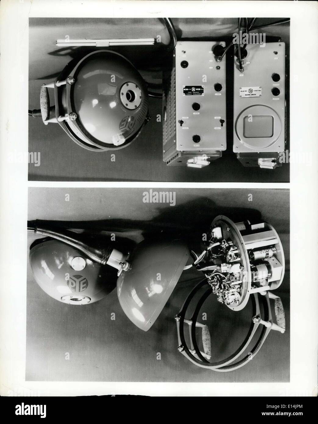 5. April 2012 - nimmt winzige TV-Kamera Bilder unter Wasser. Die britische Firma Pye Ltd. produzierte eine Unterwasser Fernsehkamera behauptete, die kleinste und billigste noch gemacht werden. Ein Taucher kann die Kamera tragen eine 12, 38-lb-Kugel in der Hand während Beobachter, das Bild auf einem Bildschirm über Wasser, beobachten ihn durch Unterwasser Lautsprecher direkt. Alle Kameraeinstellungen sind das Steuergerät über Wasser aus, die Kamera kann auch ohne ein Taucher mit der Substitution von Gewichten oder Lampen für die zwei Griffe verwendet werden. Bild zeigt: Top: die Kamera mit Griffen und kugelförmigen Gehäuse entfernt Stockfoto