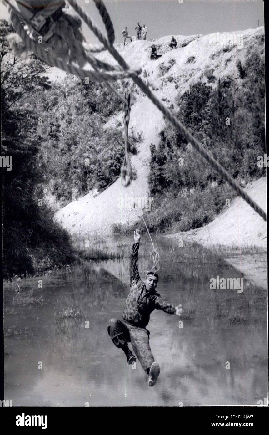 5. April 2012 - diese Übung ist bekannt als ein '' Vertrauen Baumeister '', in dem der Soldat die Riemenscheibe an der obenliegenden Seil befestigt loslässt, und taucht in das Wasser unten. Stockfoto