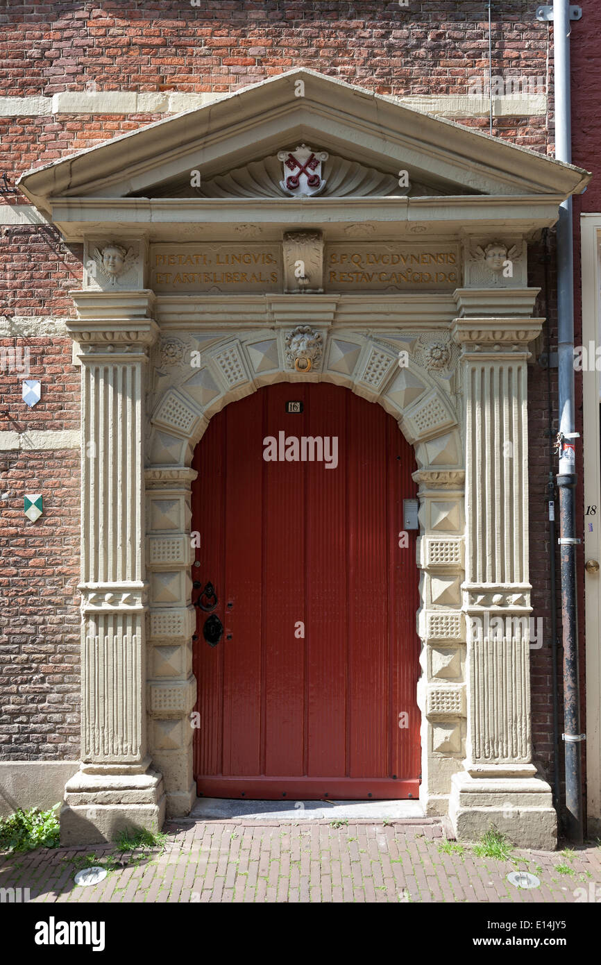 Eingangstür der Lateinschule in Leiden, Holland Stockfoto