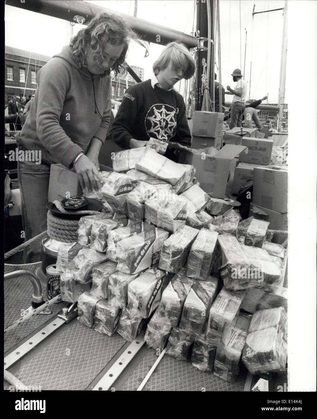 5. April 2012 - Pat Colmaut aus Frankreich (links) und Judith Herbert aus England zwei Mitglieder der Besatzung des führenden Brot liefert bei Portsmouth Vormittag "Traite de Rome". Die Yacht ist die europäische Wirtschaft. Stockfoto
