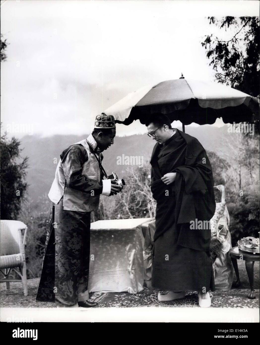 5. April 2012 - verbannt anderen Herrscher: der junge Dalai Lama von Tibet; Während die Welt noch diskutiert aber nichts über der kommunistischen Machtübernahme des friedlichen Landes Tibets tut, erreichen diese neue Bilder uns der junge Mann mit der Brille und die humorvollen Funkeln in seinen Augen der Herrscher über das "Dach der Welt ''. Der Dalai Lama Gangtok, Sikkim, in letzter Zeit besucht und dort tranken Tee in den Gärten des Hauses von der indischen Politoffizier Stockfoto