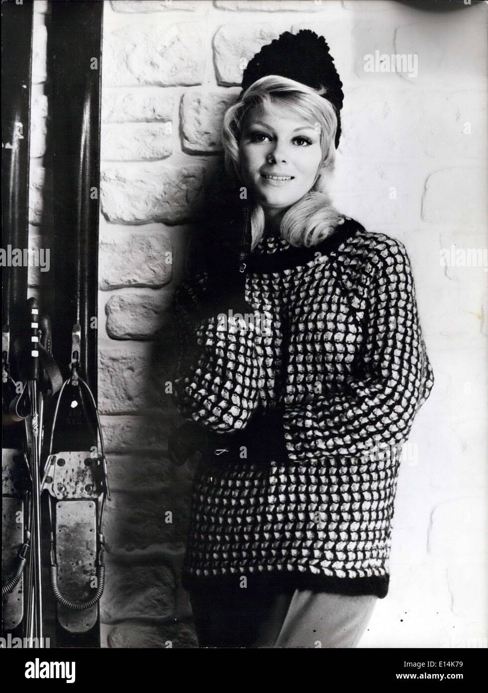 5. April 2012 - Schnee Coiffure von Luc Traineau. '' Schnee Coiffure'' von Luc Traineau gebildet durch ein Haarteil Kreisen, die Kopf und versteckte die GAP, kurz vor und lange an den Seiten und hinten. Die Haare tun kann in vielerlei Hinsicht erfolgen. Eine kurzhaarige Brünette wird eine langhaarige Blondine die Zeit, die es braucht, um das Haarteil auf eine Mütze über den Kopf und Pop zu schlüpfen. Stockfoto