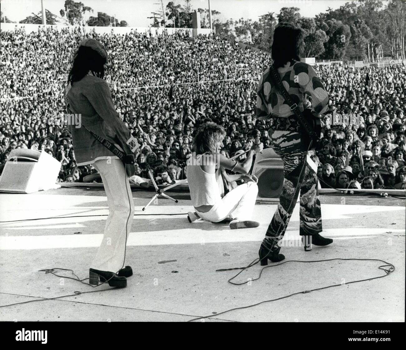 18. April 2012 - es aussitzen auf der Bühne in Los Angeles, wo die Gesichter zu zwei zwanzigtausend Menschen gespielt. Rod Stewart wird von Tetsu und Ronnie Wood unterstützt. Stockfoto