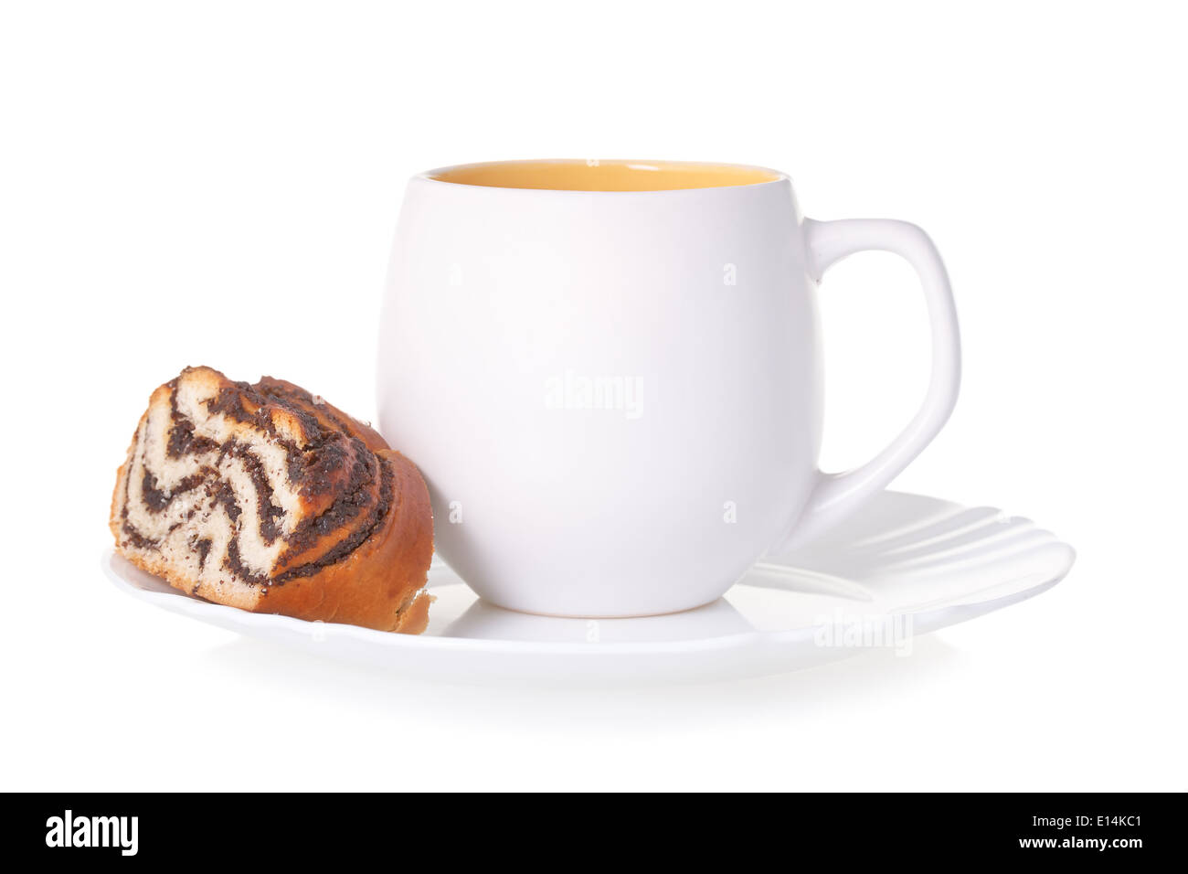 Eine Tasse Tee mit Kuchen, auf einem weißen Hintergrund isoliert Stockfoto