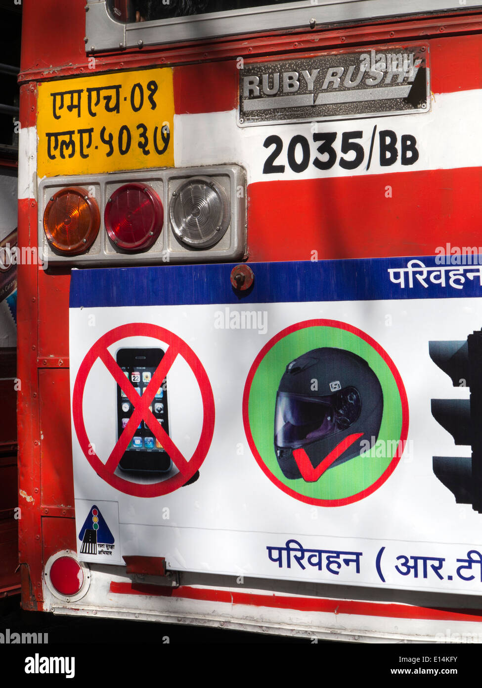 Indien, Mumbai, Verkehrssicherheit, Motorradsport Plakat auf Rückseite Bus, nicht Handy benutzen, Ampeln zu gehorchen Stockfoto