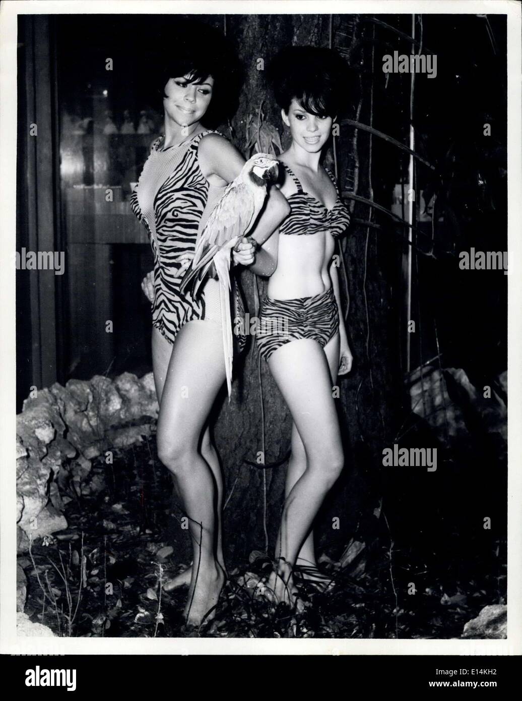 5. April 2012 - setzen Sie ein Tiger In Ihrer Polly: Kann nicht sagen, das wir diese Polly aufgeregt über Tiger Schuld Maureen Kennedy links und Connie Ford aus St. Petersburg, Florida verkleidet. Shapely Sunken Gardens-Modelle tragen dazu bei, die Aufmerksamkeit zu lenken, um die neuen Attraktionen-Wanderung-durch Voliere ist eines der größten in den USA Stockfoto