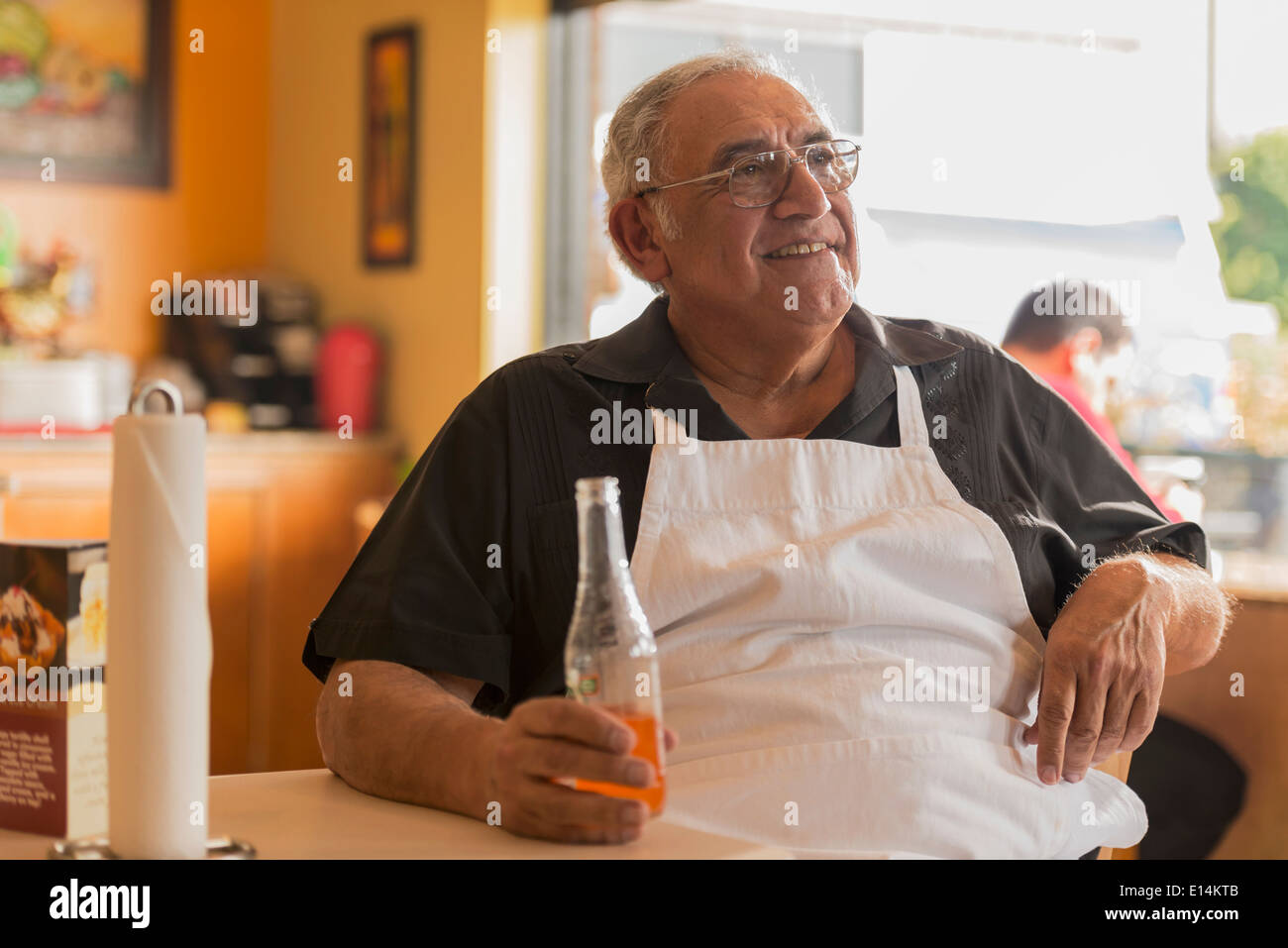 Hispanische Chef trinken Soda im café Stockfoto