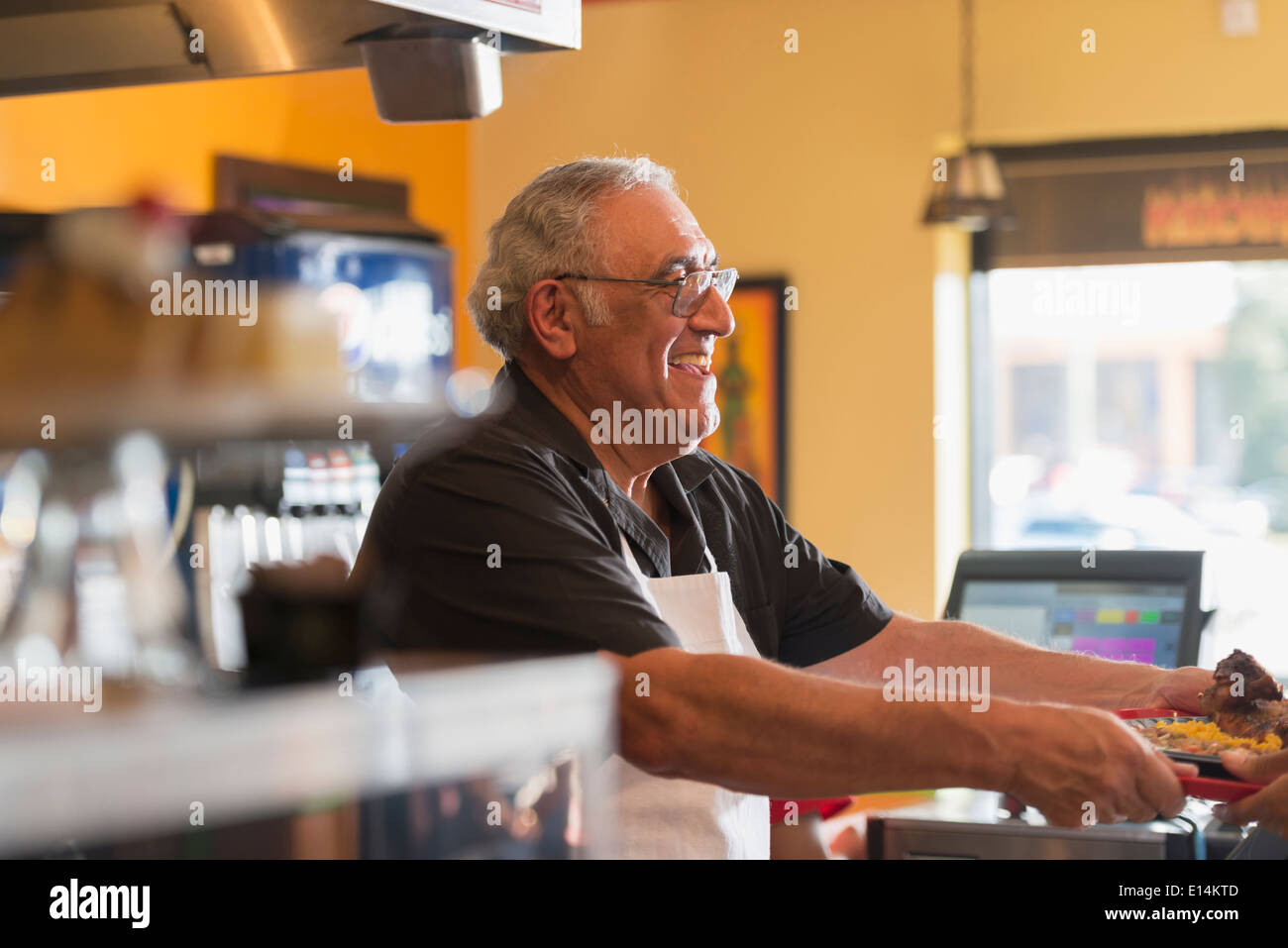 Hispano-Amerikaner-Server arbeitet im café Stockfoto
