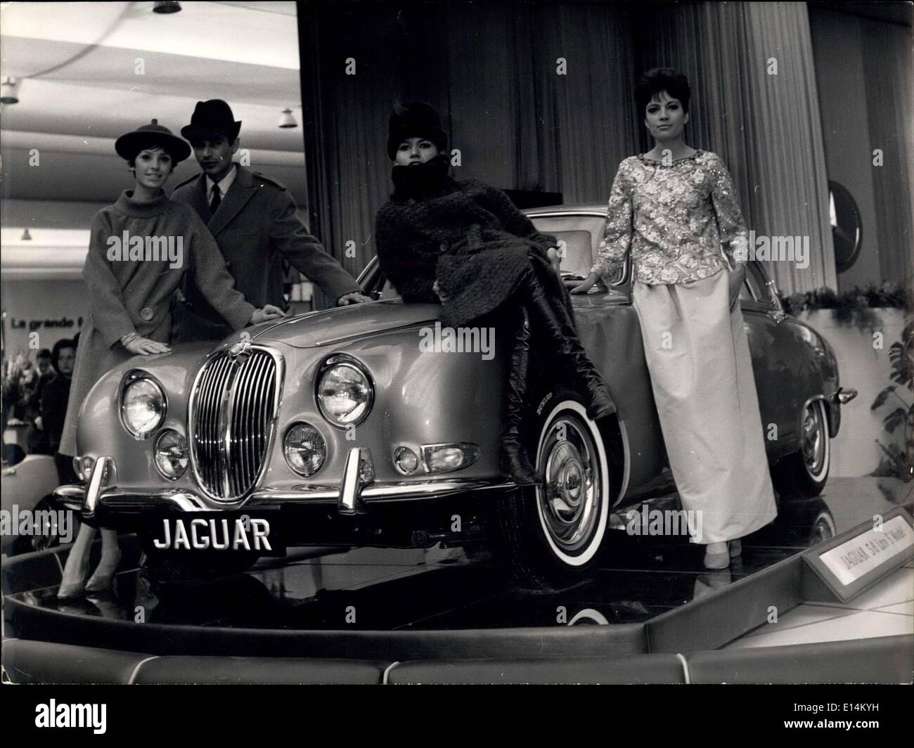 5. April 2012 - Mode und Automobil: Modeschöpfer Pierre Cardin präsentierte einige seiner Latestmodels mit den neuen Autos, derzeit zu sehen auf der Auto Show in Paris. Das Foto zeigt mit einem neuen Jaguar, ein sehr Fahrgast-/am Nachmittag und am Abend Kleid von Pierre Cardin. Stockfoto