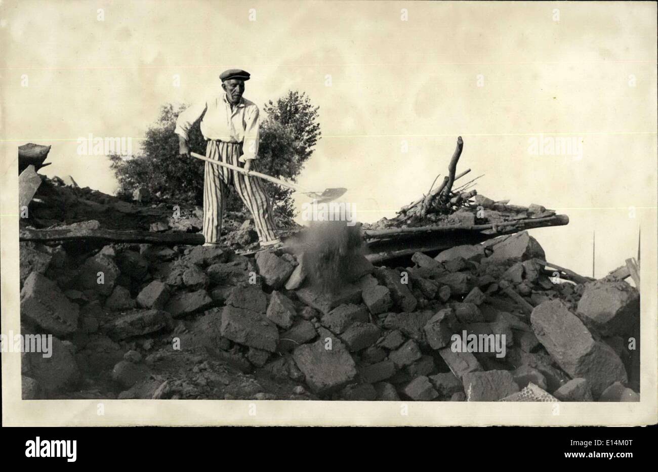5. April 2012 - Türkei - Ostanatolien durch Erdbeben 2000 Menschen starben in und um Varto verwüstet wurde. Das Foto zeigt Ali Yilmaz Reinigung die Ruinen seines Hauses. Stockfoto