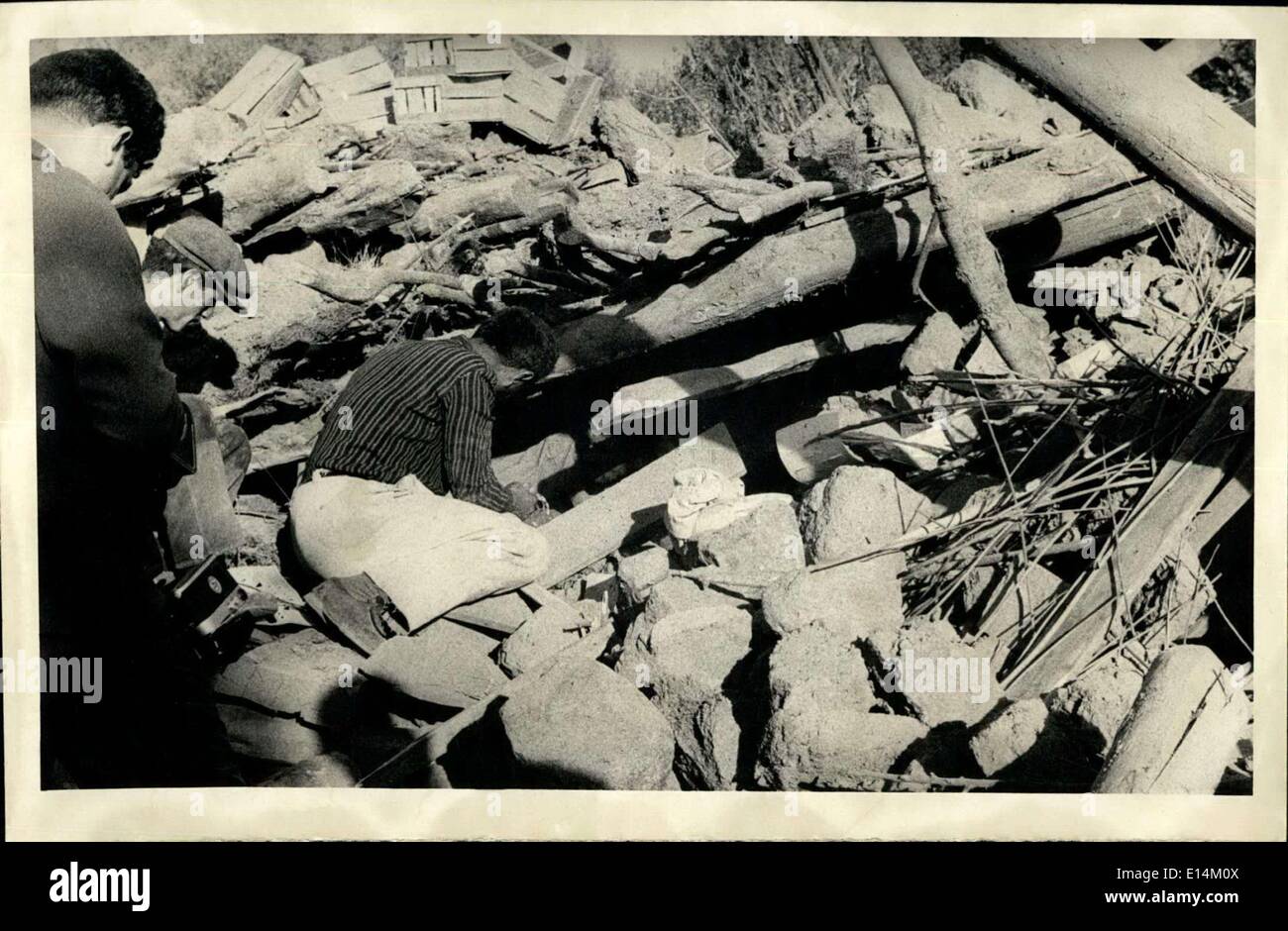 5. April 2012 - Türkei - Ostanatolien durch Erdbeben 2000 Menschen starben in und um Varto verwüstet wurde. Das Foto zeigt Ali Yilmaz Reinigung die Ruinen seines Hauses. Stockfoto