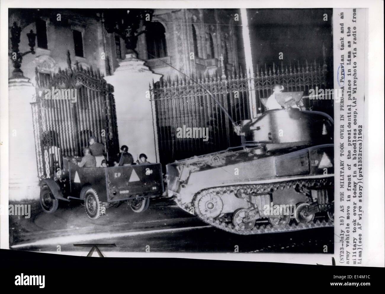 5. April 2012 - übernahm als militärische in Peru - peruanische Tank und ein Armeefahrzeug über vor dem Präsidentenpalast in Lima wie das Militär in einem unblutigen Staatsstreich heute übernahm. (AP Draht-Foto via Radio Form Lima) (siehe AP-Draht-Geschichte) Stockfoto
