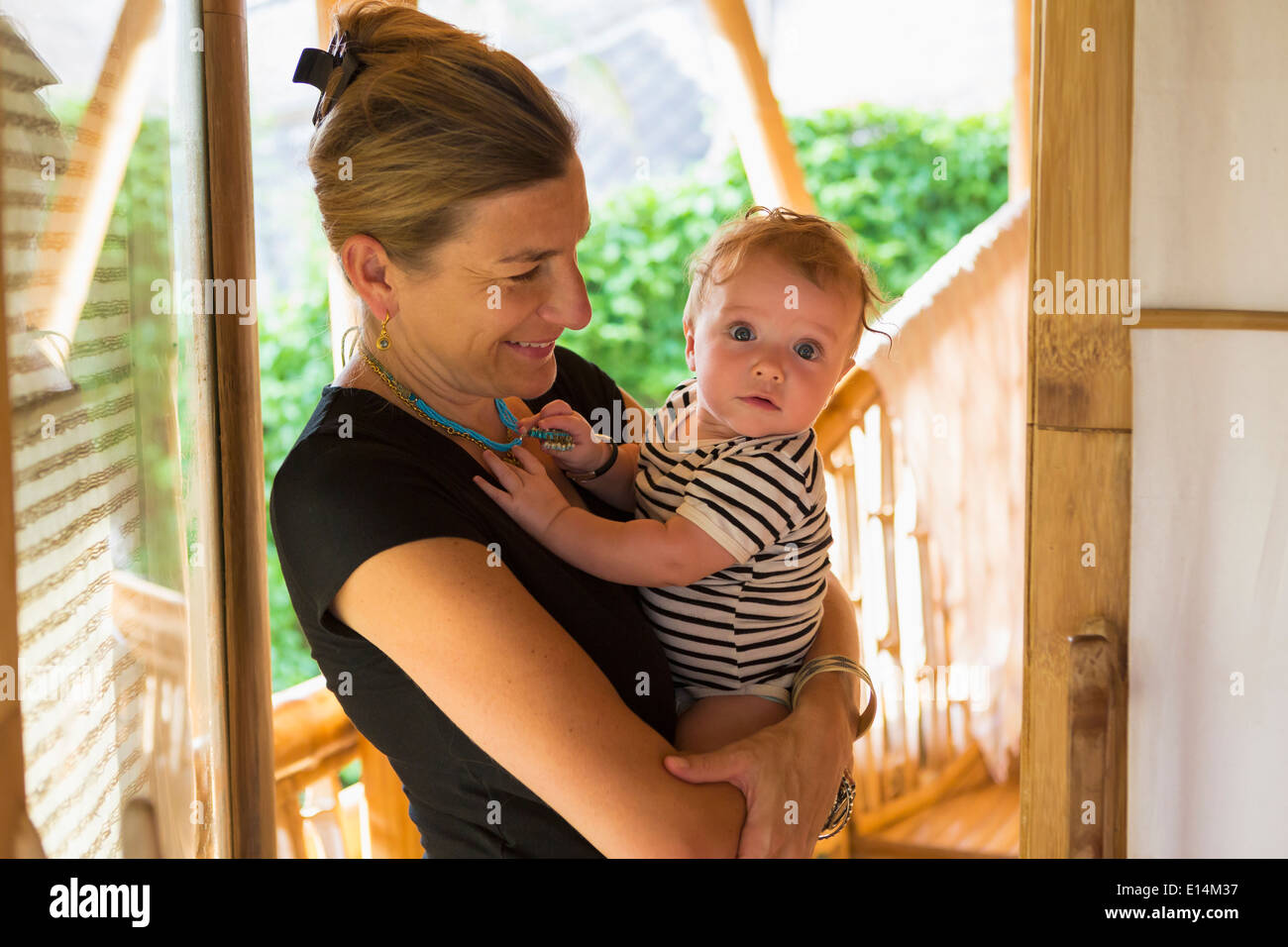 Kaukasische Mutter halten baby Stockfoto