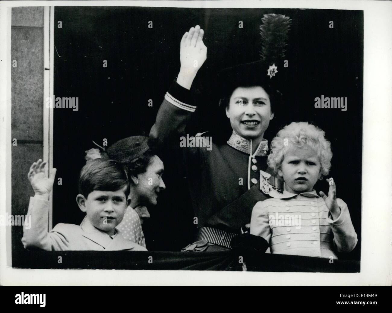 18. April 2012 - Königin und Kinder Welle vom Palast Balkon nach dem '' Trooping'' Zeremonie: HM The Queen, Prinz Charles und Prinzessin Anne, Welle aus dem Buckingham-Palast nach der traditionellen Trooping die Farbe Zeremonie auf Horse Guards Parade. Der Balkon-Mitglieder der königlichen Familie sah ein Vorbeiflug der drei Squadrion der Düsenflugzeuge der Royal Auxiliary Air Force. Die Königin trägt die scharlachroten Tunika und dunklen blauen Reitkleid als Oberst in - Chief der Cold Stream wachen. Sie wurde begleitet von der Duke of Edinburgh, 33 Jahre alt heute Stockfoto