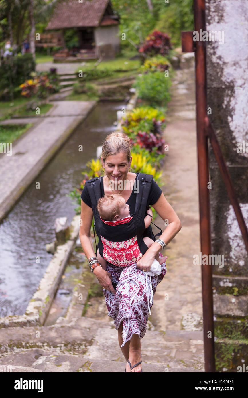Kaukasische Mutter mit Baby auf steinernen Steg Stockfoto