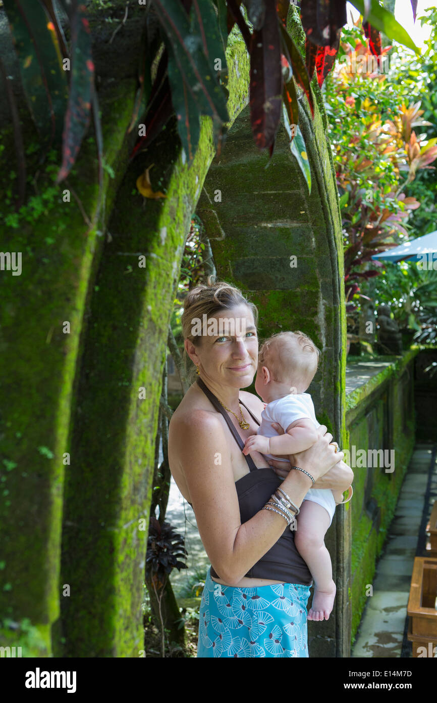 Kaukasische Mutter mit Baby Boy in steinernen Torbogen Stockfoto