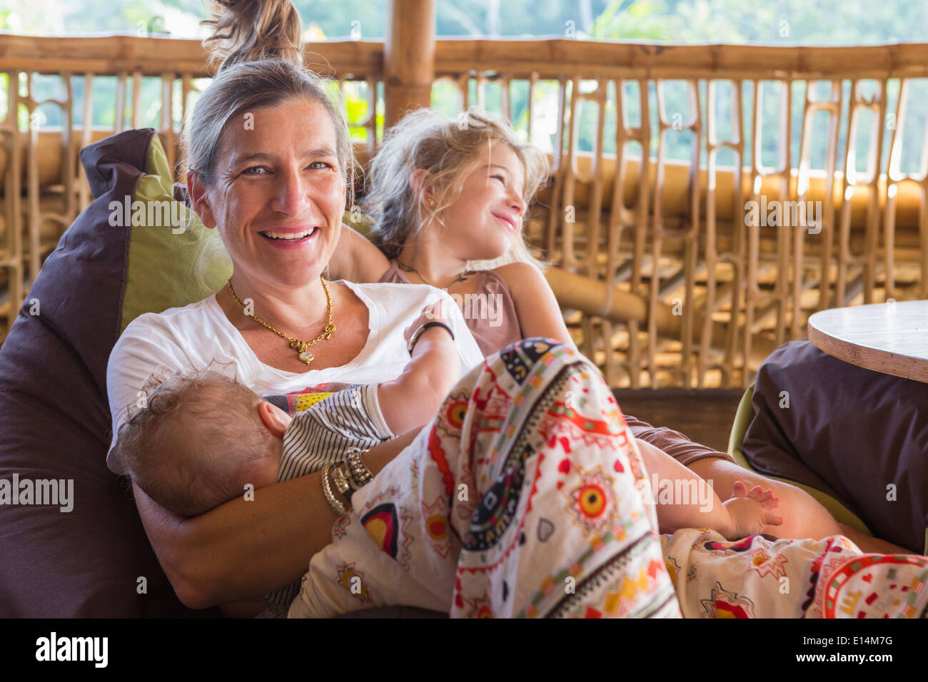 Kaukasische Mutter und Kinder entspannend auf Terrasse Stockfoto