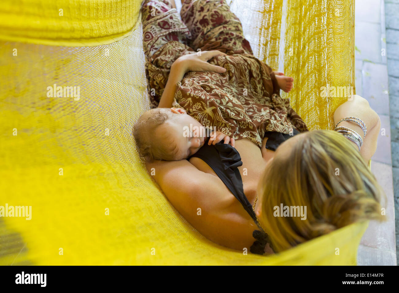 Kaukasische Mutter und Baby zum Entspannen in der Hängematte Stockfoto