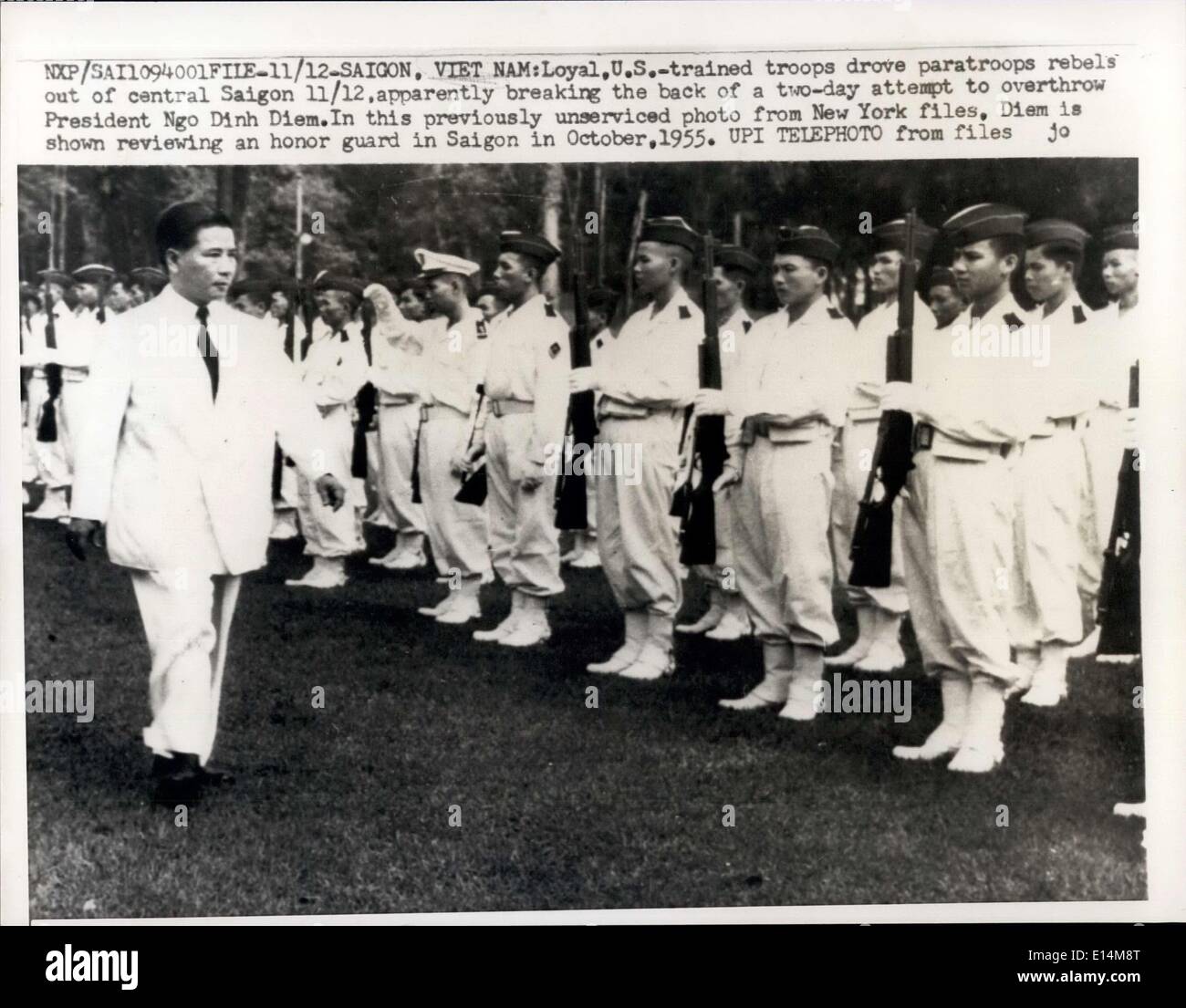 5. April 2012 - Saigon, Vietnam: Treue uns - Trainer Truppen fuhr Fallschirmjäger Rebellen aus zentralen Saigon 11/12, anscheinend brechen die Rückseite einer zweitägigen Versuch, Präsident Ngo Dinh Diem zu stürzen. In diesem bereits erschlossenes Foto aus New York-Dateien. Diem zeigt eine Ehrengarde in Saigon im Oktober 1955 zu überprüfen. Stockfoto