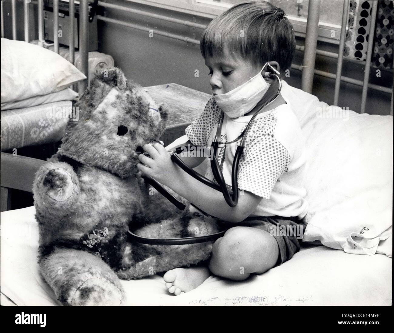 5. April 2012 - wird jungen Michael, 5, keine Angst vor Operationen habe ist er ein alter Hase - ganz verwendet werden, um auf seinen Teddy. Stockfoto