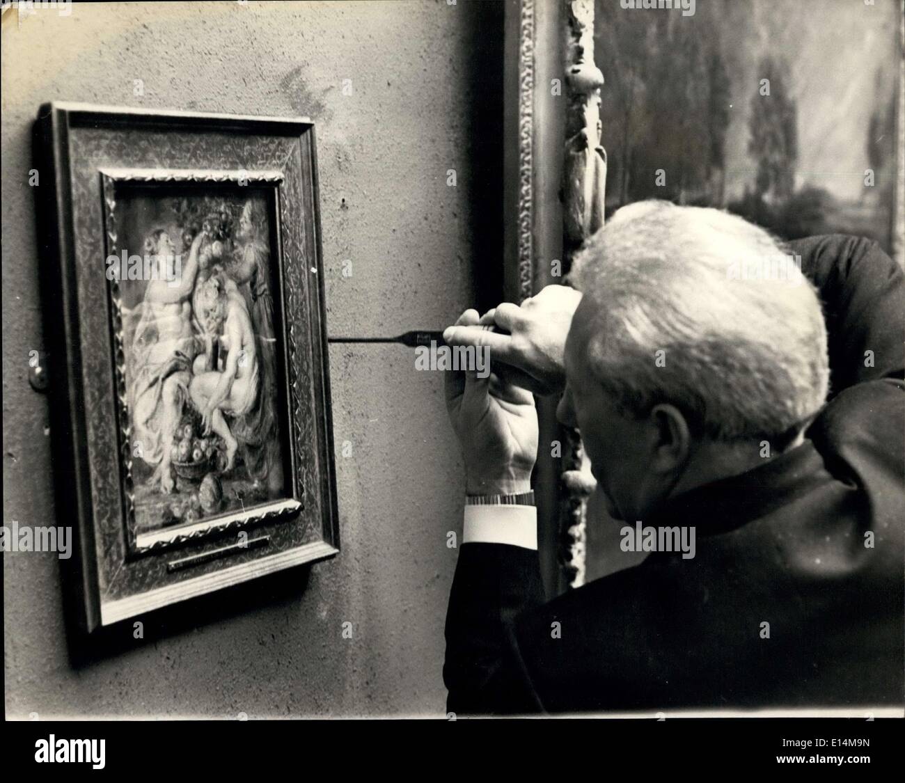 5. April 2012 - 'gestohlen' Gemälde zu sehen. Vernissage am Dulwich College Bildergalerie. In der Dulwich College Bildergalerie heute, Sir Gerald Kelly, K.C.V.O., P.P.R.A., Vorsitz bei privaten Presse Blick auf die acht Gemälde, die am Ende des vergangenen Jahres aus der Galerie gestohlen wurden (30./31. Dezember 1966). Die Gemälde im Wert von £1½ und 2 Millionen 3 £ Rembrandts, 3 Rubens, 1 Elsheimer, 1 Dou - waren ein paar Tage nach dem Überfall erholt. Sie keine schweren Schäden nicht leiden. Stockfoto