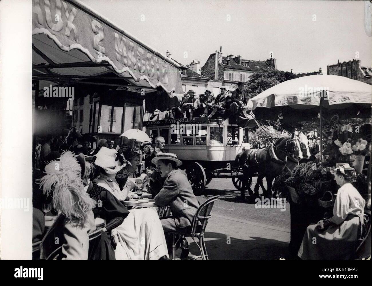 5. April 2012 - British Film Unternehmen macht Montparnasse erleben Sie The Gay 1900-Ära: Die Geburten Film Co, Romulus ist derzeit in Paris, wo sie das Leben der berühmten Künstler Toulouse Lautrerc Filmen. Sie haben das berühmte Café des '' zwei Maden '' für einige f übernommen die Außenaufnahmen und geharkt eines alten Paris Pferd für Atmosphäre Bussen, ist der Film unter der Regie von John Houston und Toulouse Lautrex gehört auch durch Jose Ferre bezahlt. Fotos zeigt die Szene in St. Germain des Pres zeigt die Szene an der '' zwei Maden Stockfoto