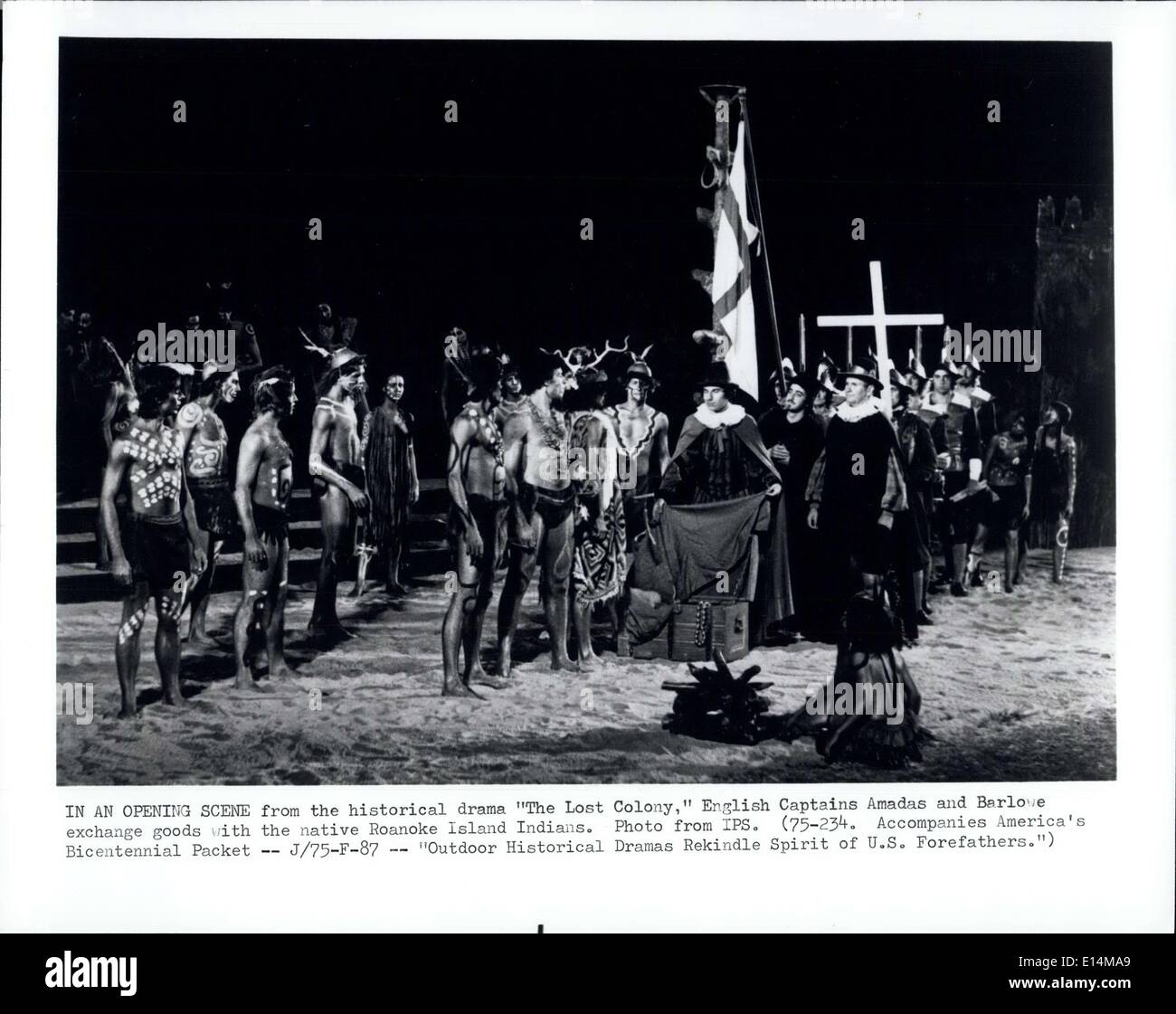 5. April 2012 - tauschen In einer Anfangsszene aus dem historischen Drama '' The Lost Colony,'' englische Kapitäne Amadas und Barloe waren mit den Indianern Roanoke Island. Stockfoto