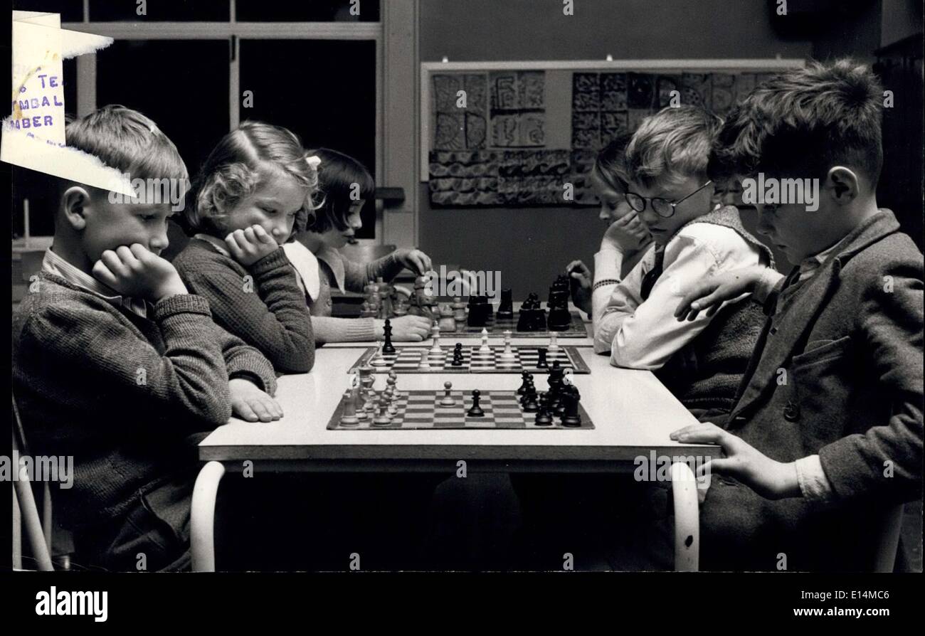 5. April 2012 - Silence In The Chess Klasse es gibt nie eine Notwendigkeit für Disziplin in der Schach-Klasse. Stille herrscht, wenn die Kinder '' im Krieg '', sind, oft für eine Stunde pro Spiel. Stockfoto
