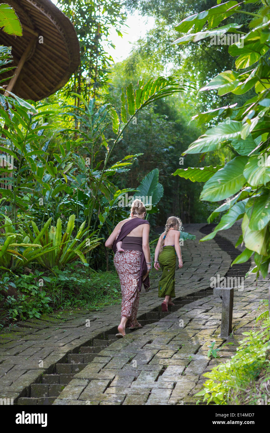 Mutter und Kinder zu Fuß entlang Pflasterweg Stockfoto