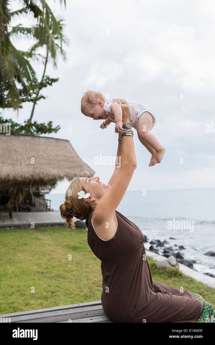 Kaukasische Mutter und Baby spielen im freien Stockfoto