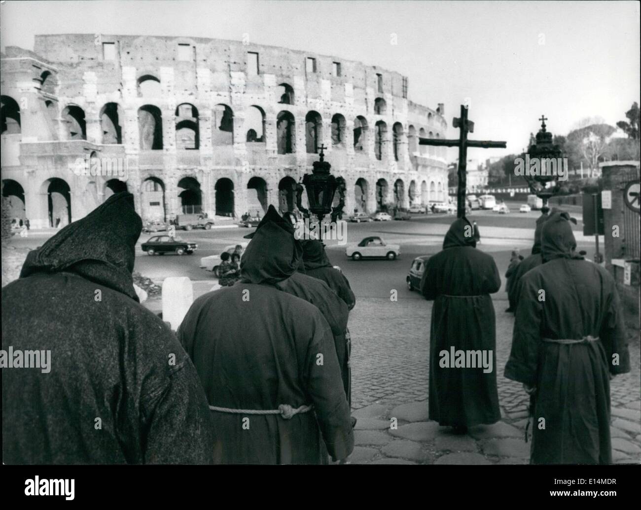 18. April 2012 - Weise das Kreuz am Kolosseum: mit Kapuze und Roben Mitglieder einer religiösen Bruderschaft führen eine Fastenzeit Stationen Stockfoto
