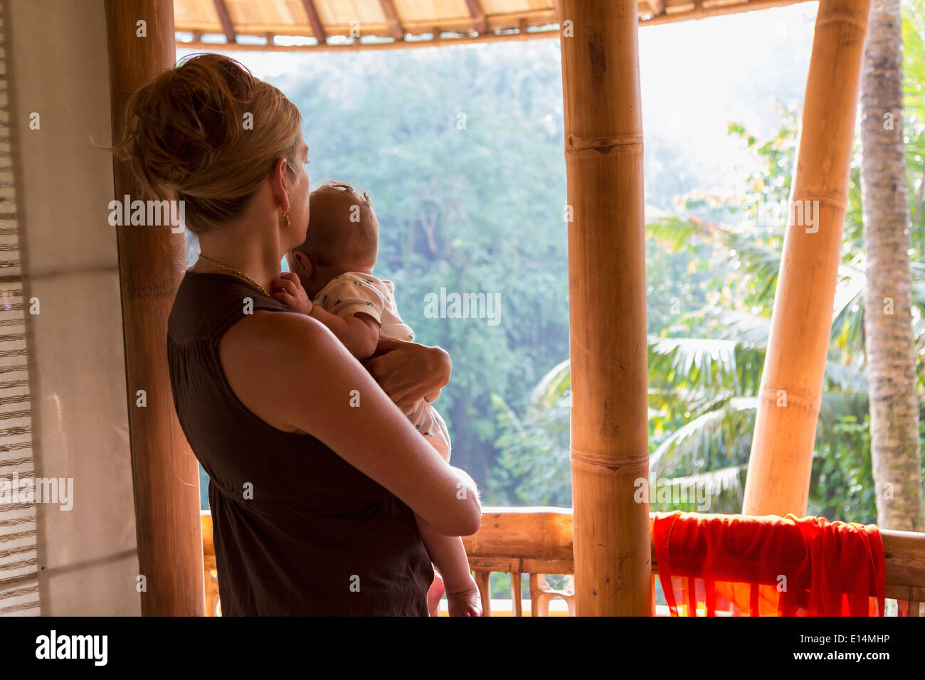 Kaukasische Mutter halten Baby auf Balkon Stockfoto