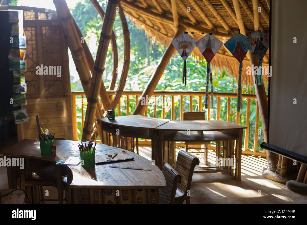 Tische und Stühle auf Bambus Terrasse Klassenzimmer Stockfoto