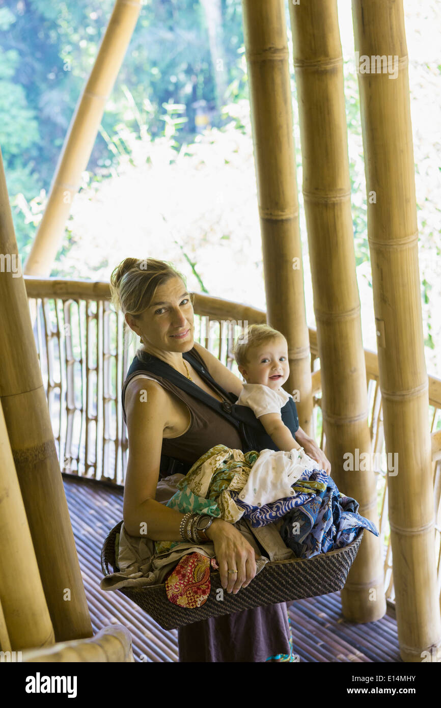 Kaukasische Mutter und Baby mit Korb Wäsche Stockfoto