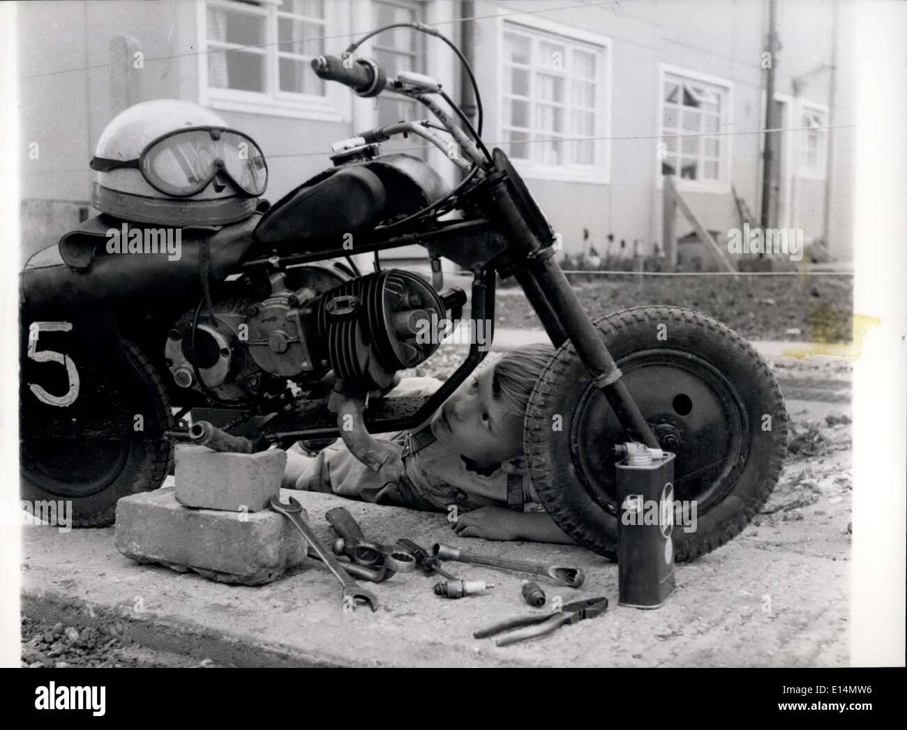 5. April 2012 - Motorrad-Mechaniker - um sechs Uhr: C Clive Loynes ruft nach unten in eine Sot Arbeit auf seinem Fahrrad. Er weiß, wie es funktioniert, und Stockfoto