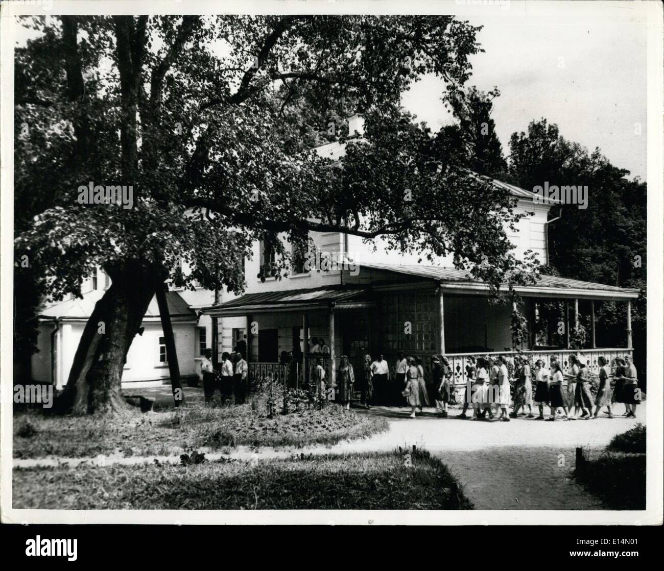 18. April 2012 - UdSSR. Außenansicht des Tolstols Residenz. Links ist der berühmte '' Baum der Armen '' im Schatten von dem Bauern versammelten und gingen von Tolstoi, bei Yasnaia Poliana. Stockfoto