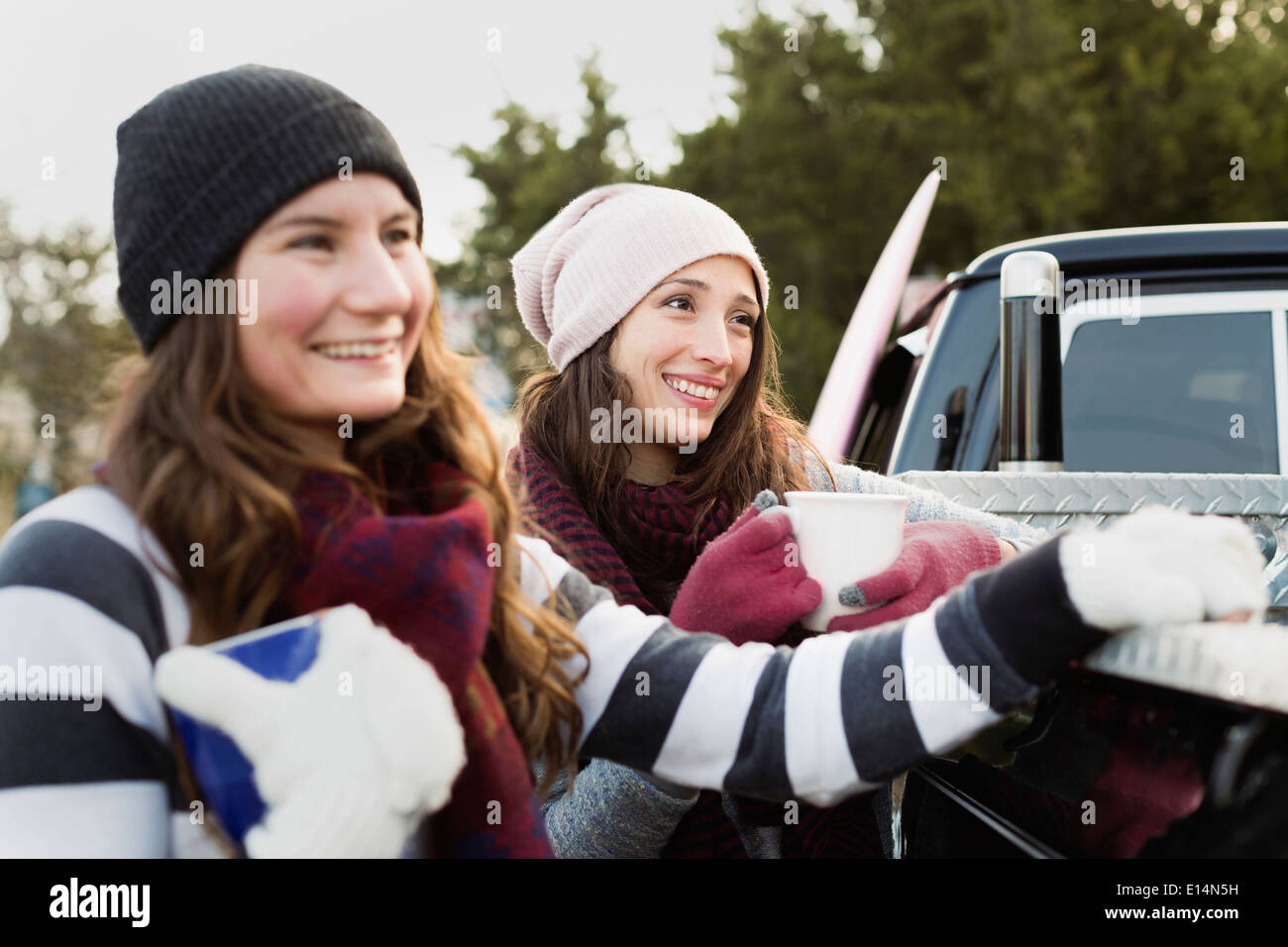 Frauen mit Kaffee zusammen im freien Stockfoto