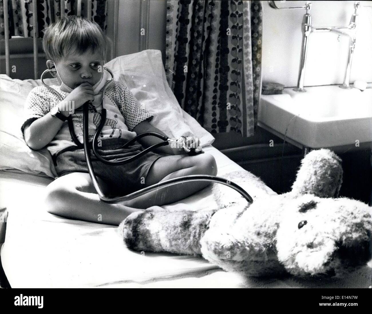 5. April 2012 - nach der Op wartet junger Arzt Michael, 5, für seine Patienten, der Teddybär zu erholen. Stockfoto