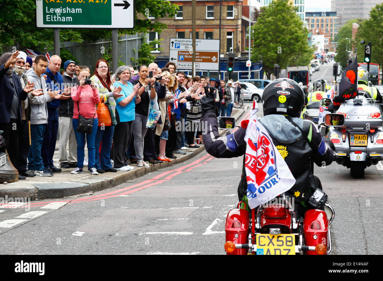 LONDON, ENGLAND, 22. Mai 2014.  Mitgliederzahlen der Öffentlichkeit zeigen ihre Unterstützung als Biker versammeln sich um den ersten Jahrestag der Ermordung von Fusilier Lee Rigby in der Nähe seiner Woolwich-Kaserne. Bildnachweis: David Horn/Alamy Live-Nachrichten Stockfoto