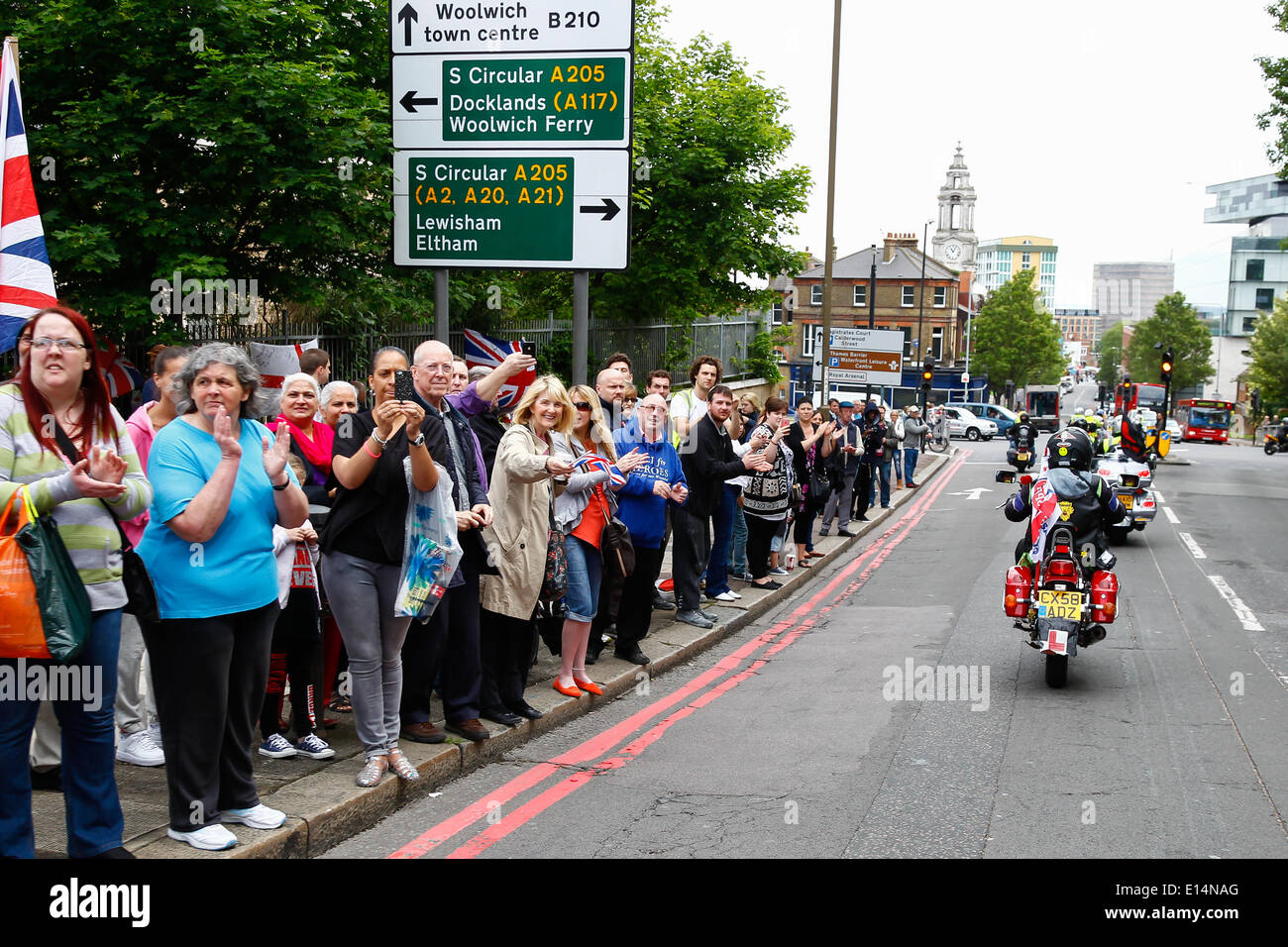 LONDON, ENGLAND, 22. Mai 2014.  Mitgliederzahlen der Öffentlichkeit zeigen ihre Unterstützung als Biker versammeln sich um den ersten Jahrestag der Ermordung von Fusilier Lee Rigby in der Nähe seiner Woolwich-Kaserne. Bildnachweis: David Horn/Alamy Live-Nachrichten Stockfoto