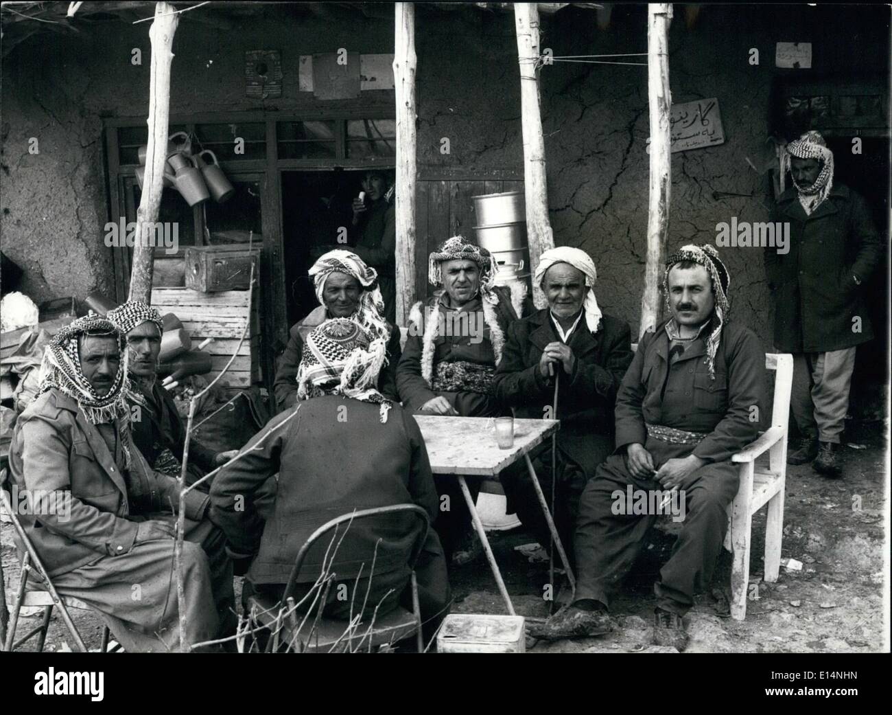 18. April 2012 - Chouman Dorf, 19. März. Verwirrt und verbittert Pesh Merga zurück von der Rawanduz Front geschickt diskutieren, ob zum weiterkämpfen oder ins Exil in den Iran zu verlassen. Stockfoto