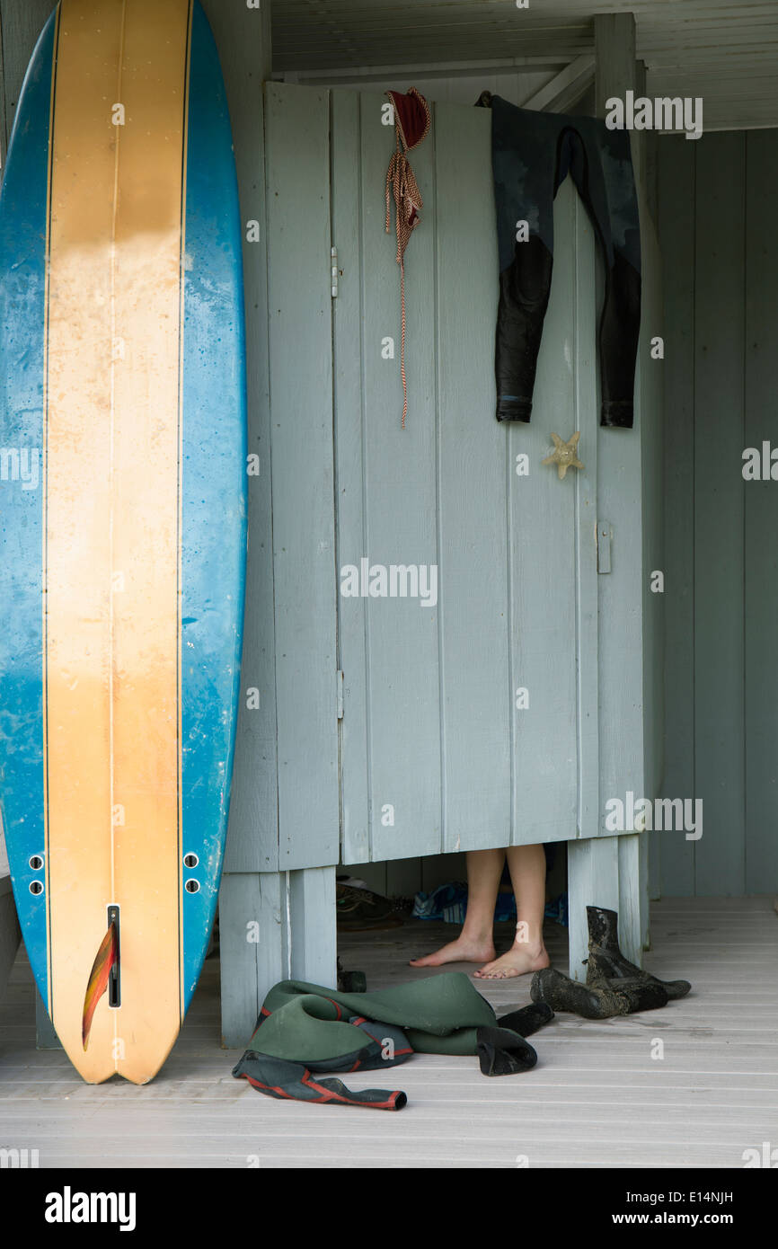 Kaukasische Surfer in Strandhütte ändern Stockfoto
