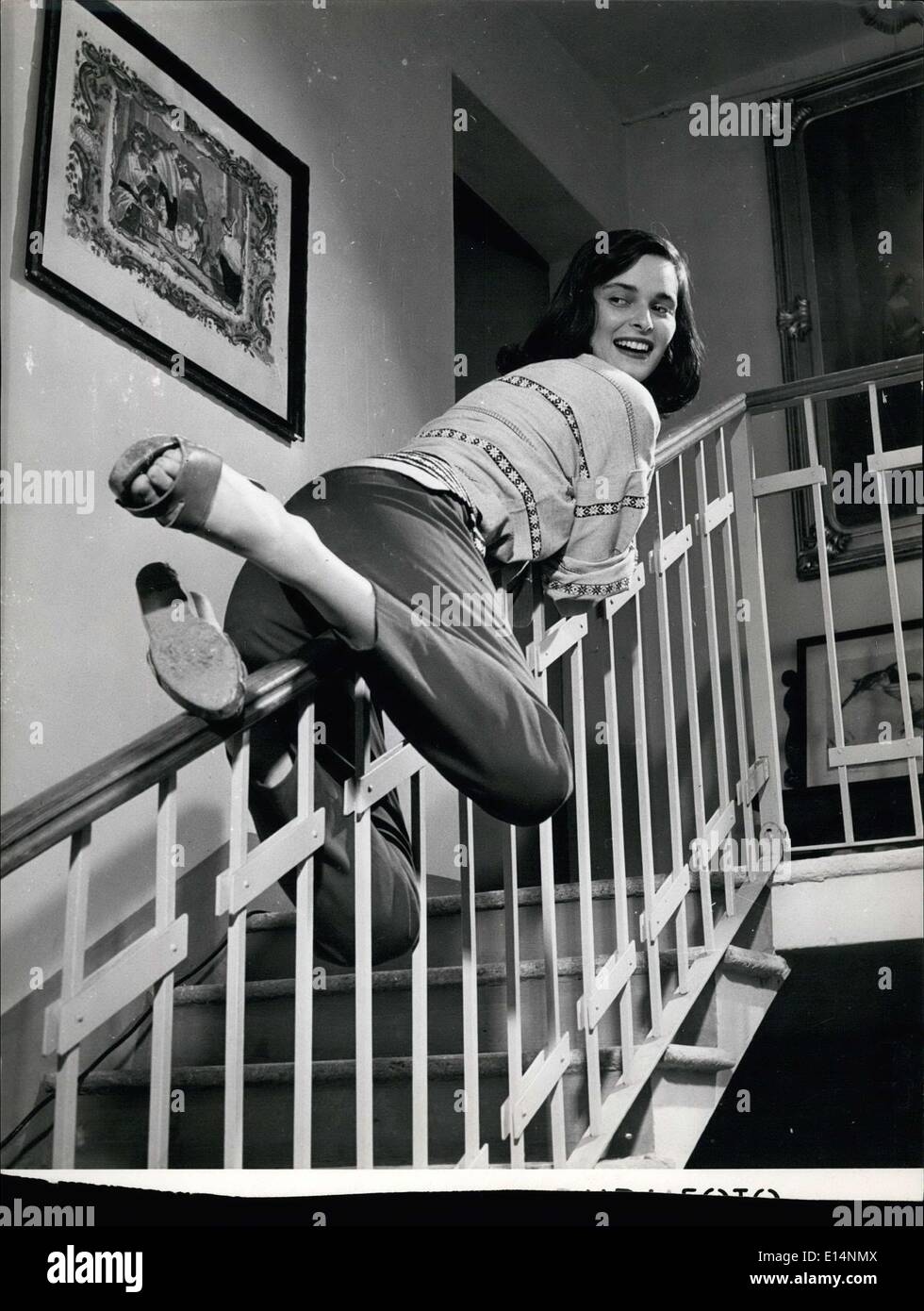 9. April 2012 - Folien Lucia Bose hinunter die Treppe Geländer Stockfoto